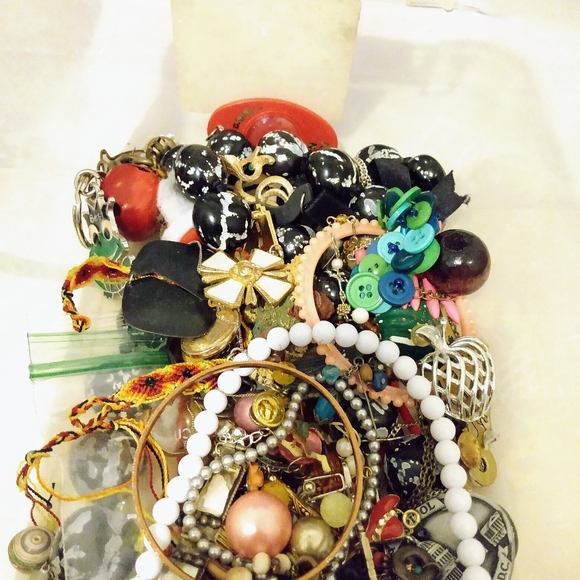 Costume Jewelry Scrap Lot 5lbs. - Picture 3 of 8